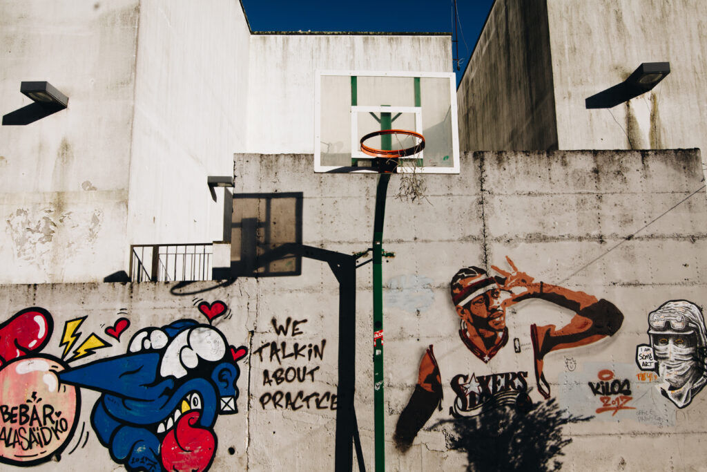 Sztuka uliczna a przekraczanie granic – jak graffiti staje się formą sztuki?